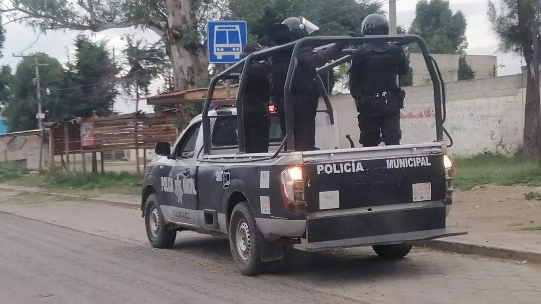 Policías Estatales y municipales de la región rescataron a un masculino que estaba siendo golpeado por pobladores de San Lucas El Grande